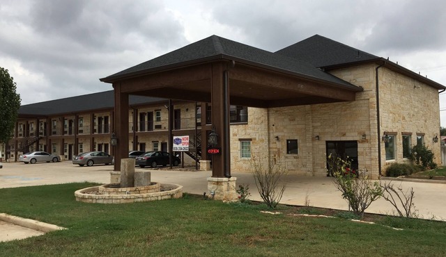 Pearsall Inn & Suites