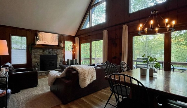 PearTree Chalet, Lake, Hot Tub, Gas & Wood FirePits