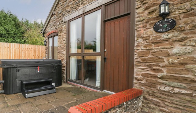 PEARTREE COTTAGE, romantic, character holiday cottage in Bromyard