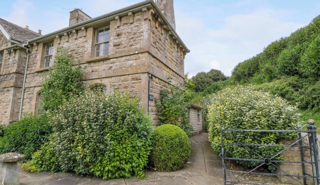 PEARTREE, pet friendly, character holiday cottage in Colerne