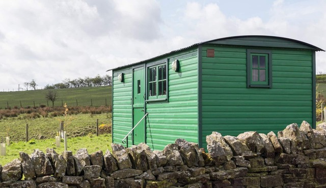 PEAT GATE SHEPHERD'S HUT, romantic, with open fire in Haltwhistle