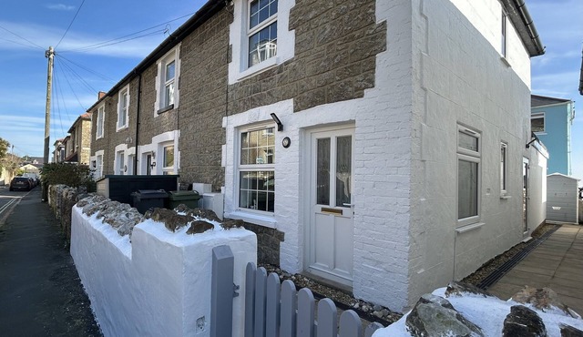 Pebble Cottage - a cottage that sleeps 5 guests in 2 bedrooms