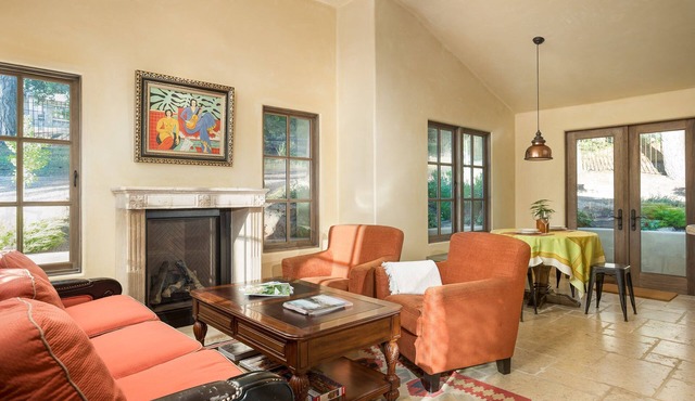 Pebble Cottage: New, Elegant, Steps away from Pebble Beach Lodge and Stevenson