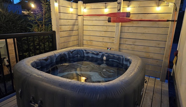 Pebble Oceanside RV Retreat – Waterfront Hot Tub & Deck