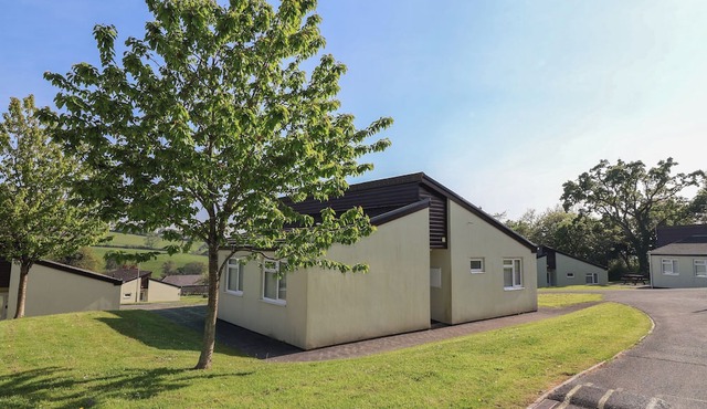 PEBBLE & PINE AT HARCOMBE HOUSE, family friendly in Chudleigh