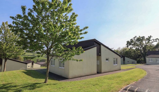 PEBBLE & PINE AT HARCOMBE HOUSE, family friendly in Chudleigh