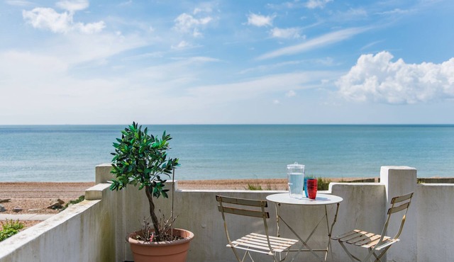 Pebbles by Bloom Stays - sleeps 2 with the most amazing sea views!