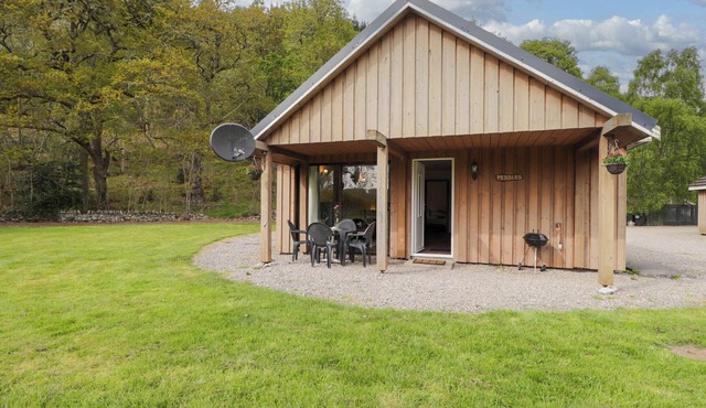 PEBBLES COTTAGE, pet friendly, with a garden in Strathpeffer