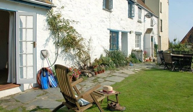 Pebbles in Cadgwith Cove- sleeps 6 guests in 3 bedrooms