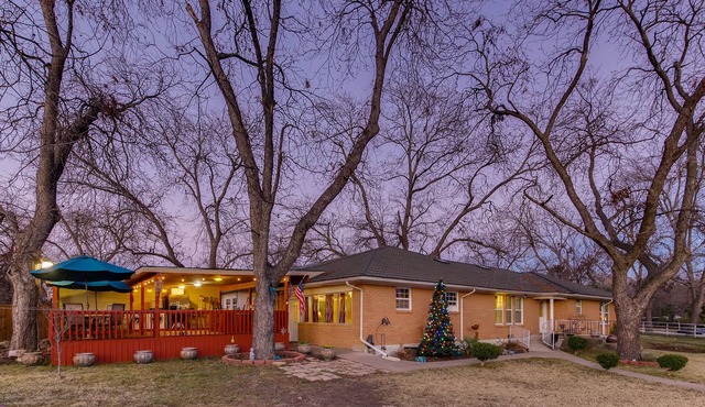 Pecan Grove Guest House-Melissa, TX w/breakfast 2-20 guests