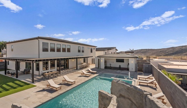 Pecan Valley Oasis - Lux Pool, Sauna and Theater