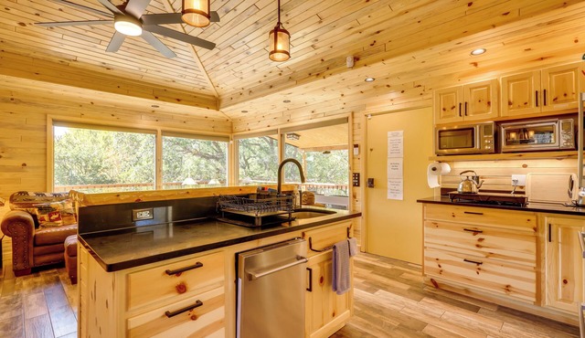 Pecos Riverfront Cabin: Fish & Unwind!