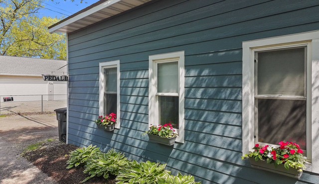 Pedal II - Private 2 Bedroom Apartment Close to Town ~ Walk Everywhere!