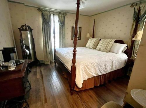 Peddler's Pad at The Historic Eureka Inn and Event Center