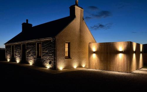 Peedie Orkney Cottage with Hot Tub