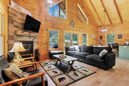 Peek A Boo Cabins: Cozy Cabin