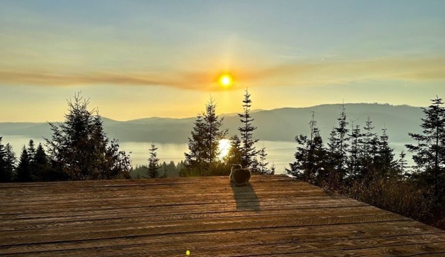 Peek-A-Lake GuestHouse. Lakeview on 30 Acres
