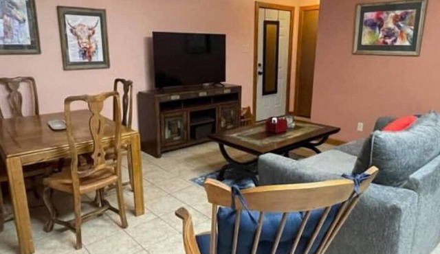 Peek-a-Moo Apt w/patio, paddle boating