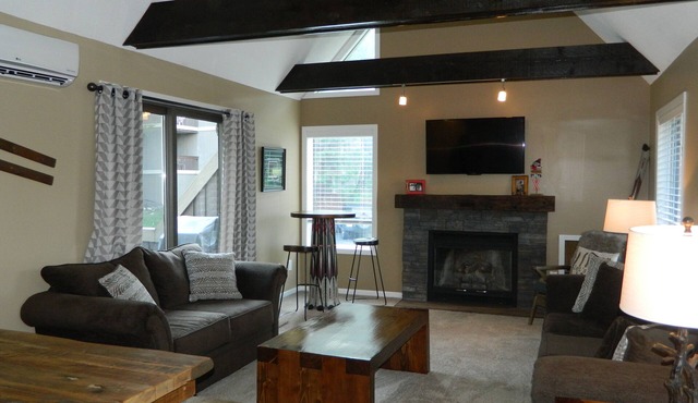 Peek'N'Peak Condo, great location, sleeps 10