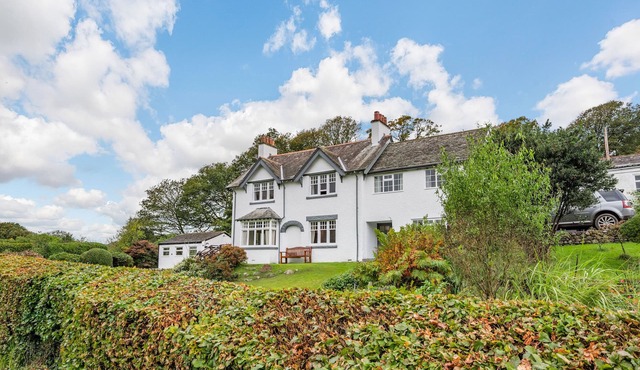 PEEL PLACE NODDLE, pet friendly, with hot tub in Eskdale Green