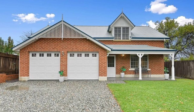 Peel St | Large Family Home, Walk to CBD