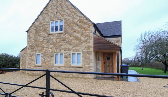 PEEWIT COACH HOUSE, family friendly in Moreton-In-Marsh