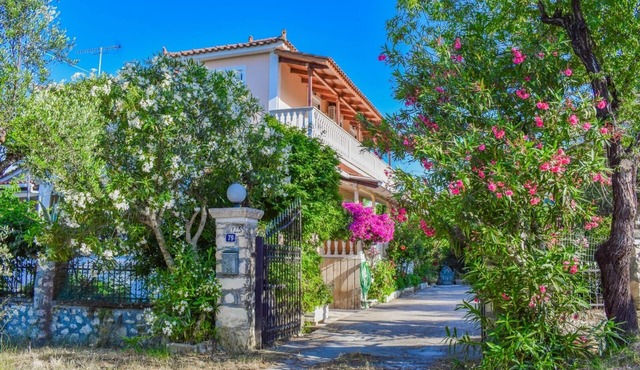 Pefkouli Farm House - 2bedroom apartment on 1st floor.