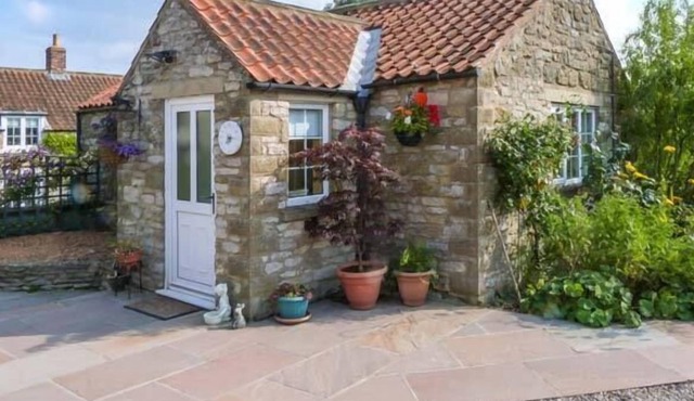 PEG'S COTTAGE, pet friendly, character holiday cottage in Helmsley