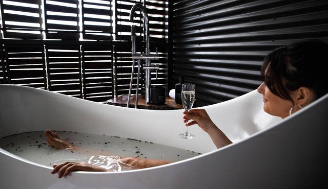 Peggy Adelaide Penthouse - ​​​​​​​The architecturally designed Peggy Adelaide suite offers an experience of ultimate indulgence and relaxation. This accommodation option is perfect for that romantic weekend getaway or private retreat.