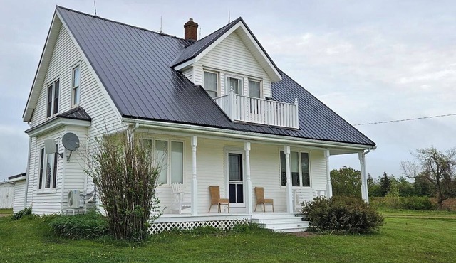 PEI country farmhouse with a water view, close to beaches & is pet friendly.