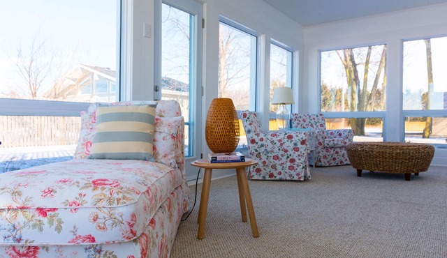'PELEE SHORES' Point Pelee Lakefront Vacation Cottage