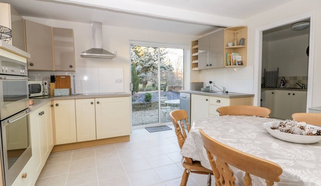 PELHAM HOUSE COTTAGE, family friendly, with open fire in Caistor