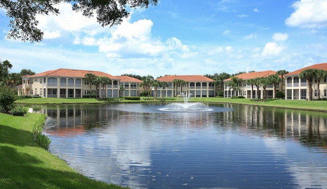PELICAN BAY Amenities! BEACH CLUB! WALK TO SHOP/DINE/TENNIS QUIET