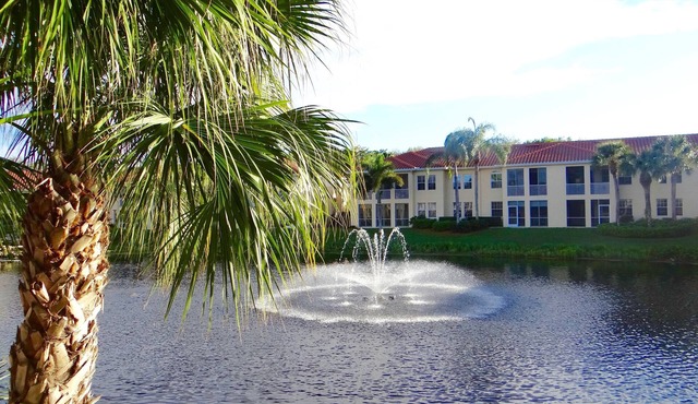 PELICAN BAY Close To Pool/Beach/Shopping/Fitness/Pickleball/Lakefront