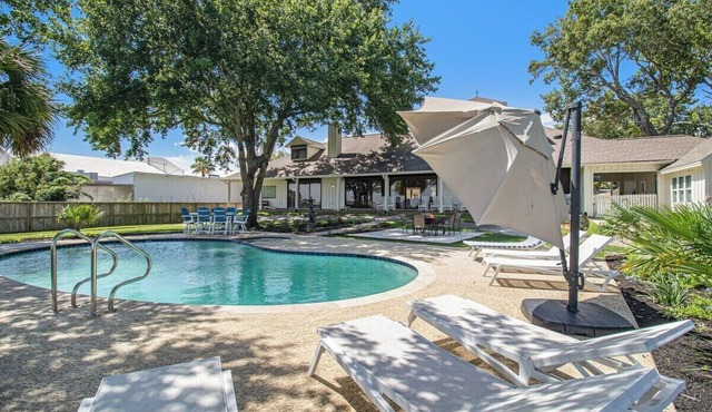 Pelican Bay Resort – Private 7BR Waterfront Retreat