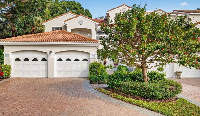 Pelican Bay Retreat–Luxury Naples Getaway with Beach Access & Premier Amenities