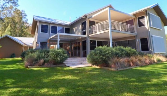 Pelican Escape -Spacious, relaxing waterfront home