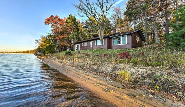 Pelican Lake Cabin: Private Beach + Scenic Sunsets