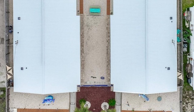 Pelican Paradise ~ Cozy getaway less than 1/4 of a mile from the beach!