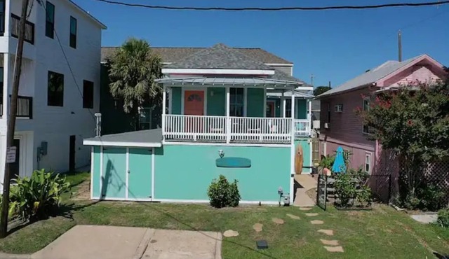 Pelican Paradise! Cozy cottage - walk to the beach, 12 P.M. Check-Out!