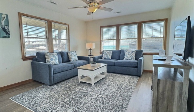Pelican Place Cottage- Short walk to beach- Community Pool & Spa