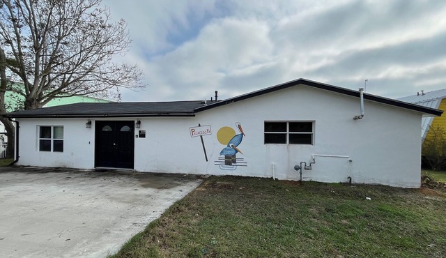 Pelican Place-lit dock, crab cages, W/D, 5 TVs, gameroom, fully stocked kitchen