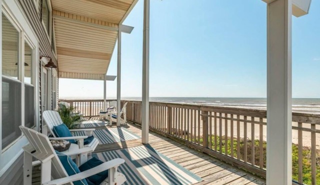 Pelican Point 1- BEACHFRONT 4BR/2BA Sleeps 12, 2 Masters