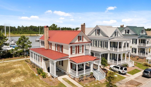 Pelican Point- Relax and enjoy this waterfront dog friendly retreat