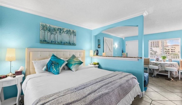 Pelican Pointe 412 Walk to Beach~Pool~Free Parking~Gulf Views