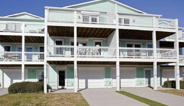 Pelican's Retreat - Just Steps to Beach, Pier, Dining, Parks