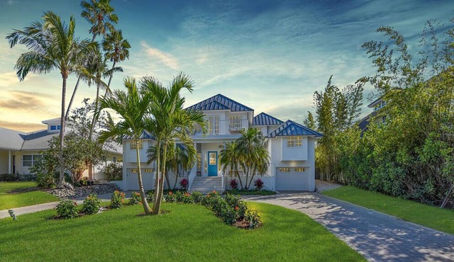 PELICAN SHORE - Remodeled 5 bed + 2 den, 2 story expansive waterfront home!