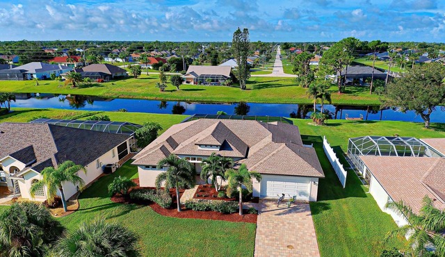Pelican Shores | 2 King Suites | Pool | Jacuzzi | Lounge
