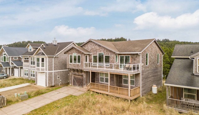 Pelican Watch - - Block from Beach w/Hot Tub Dog Friendly