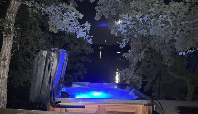 PELICANS NEST Family or couples get away with hot tub on the water